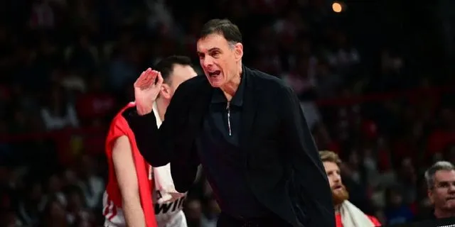 Έξαλλος ο Μπαρτζώκας σε time out στο ΣΕΦ: “Είναι αυτό μπάσκετ για το δικό σας επίπεδο;”