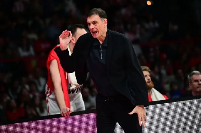 Έξαλλος ο Μπαρτζώκας σε time out στο ΣΕΦ: “Είναι αυτό μπάσκετ για το δικό σας επίπεδο;”