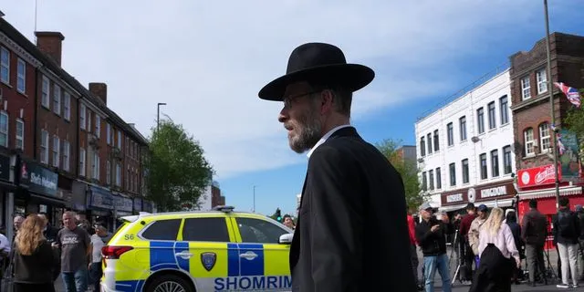 Λονδίνο: Με “βίαιο παρελθόν και προβλήματα ψυχικής υγείας” ο ύποπτος της επίθεσης έξω από συναγωγή