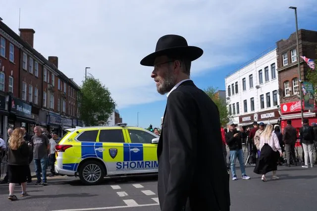 Λονδίνο: Με “βίαιο παρελθόν και προβλήματα ψυχικής υγείας” ο ύποπτος της επίθεσης έξω από συναγωγή