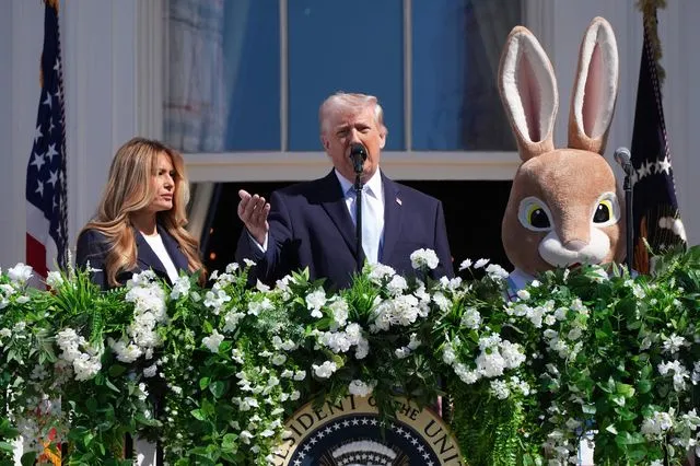 Ο Τραμπ μιλά στα παιδιά για τον πόλεμο, ανάμεσα σε πασχαλινά αυγά και λαγούς