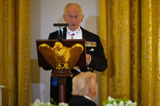 Ατάκα “φωτιά” του Καρόλου στον Τραμπ: Αν δεν ήμασταν εμείς, θα μιλούσατε γαλλικά