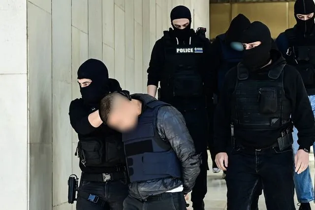 Άγιος Δημήτριος: Ο δράστης τράβηξε φωτογραφία το ματωμένο μαχαίρι και το έδειξε στην παρέα του