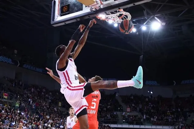 Χάποελ – Ολυμπιακός: Γουόκαπ και Χολ έβγαλαν τη φάση της χρονιάς με 0.4″ στη διάθεσή τους