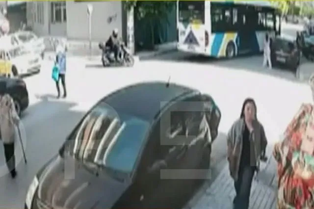 Βίντεο - ντοκουμέντο με τον 89χρονο να φεύγει από τον ΕΦΚΑ με την καραμπίνα στα χέρια