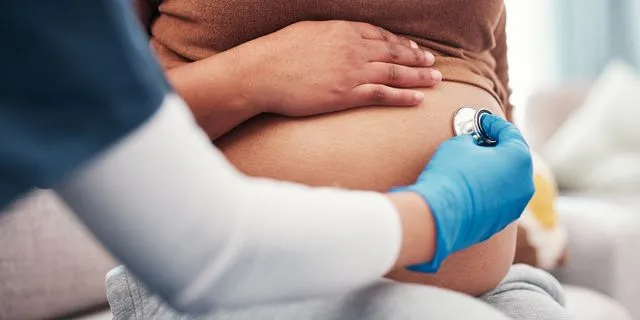 Γιατί οι γυναίκες γεννούν ξαπλωμένες; Tι λένε οι ειδικοί