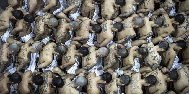 Κρατούμενοι οδηγούνται σε μαζική δίκη (Φωτογραφία Αρχείου)