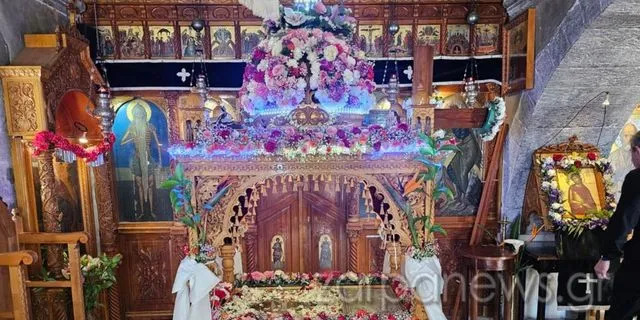 Χανιά: Ο επιτάφιος που έγινε viral – ‘Εβαλαν λαμπάκια led στον τρούλο του