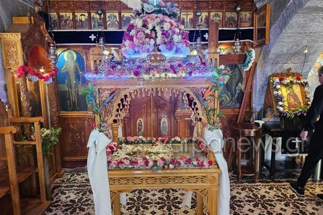 Χανιά: Ο επιτάφιος που έγινε viral – ‘Εβαλαν λαμπάκια led στον τρούλο του