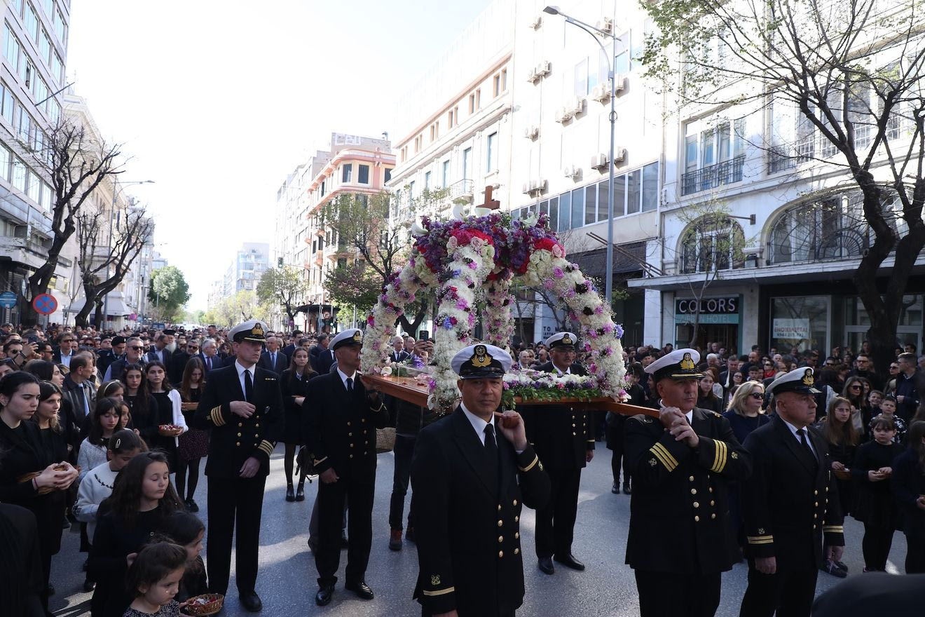 Θεσσαλονίκη: Σε κλίμα κατάνυξης η πρώτη περιφορά Επιταφίου από τον Άγιο Μηνά