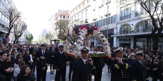 Θεσσαλονίκη: Σε κλίμα κατάνυξης η πρώτη περιφορά Επιταφίου από τον Άγιο Μηνά