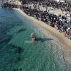 Καστράκι Νάξου: Η εντυπωσιακή περιφορά του Επιταφίου μέσα στη θάλασσα – Βίντεο