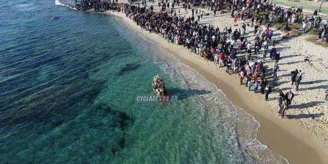 Καστράκι Νάξου: Η εντυπωσιακή περιφορά του Επιταφίου μέσα στη θάλασσα – Βίντεο