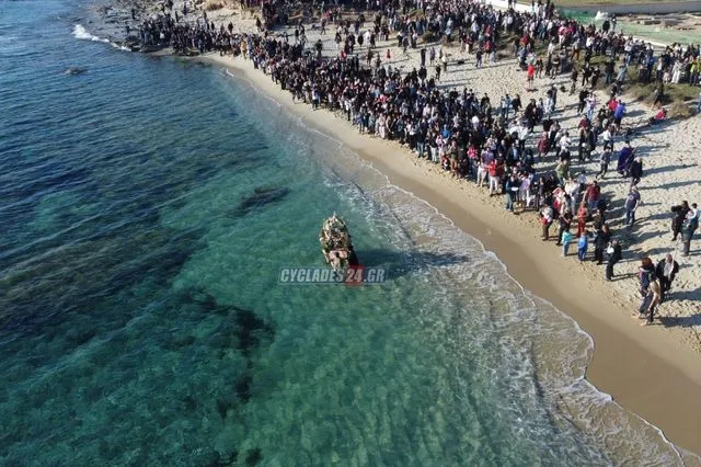 Καστράκι Νάξου: Η εντυπωσιακή περιφορά του Επιταφίου μέσα στη θάλασσα - Βίντεο