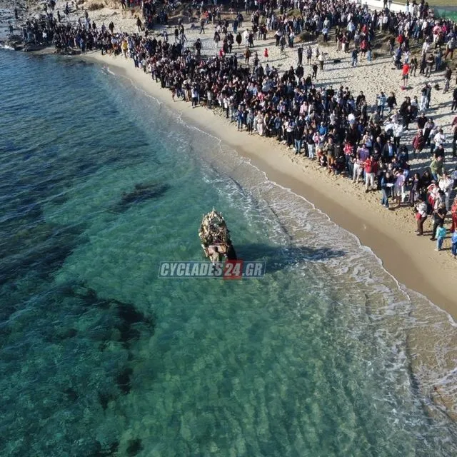 Καστράκι Νάξου: Η εντυπωσιακή περιφορά του Επιταφίου μέσα στη θάλασσα