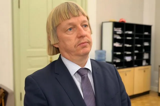 Ο Εσθονός πολιτικός με κούρεμα… Playmobile που έγινε viral