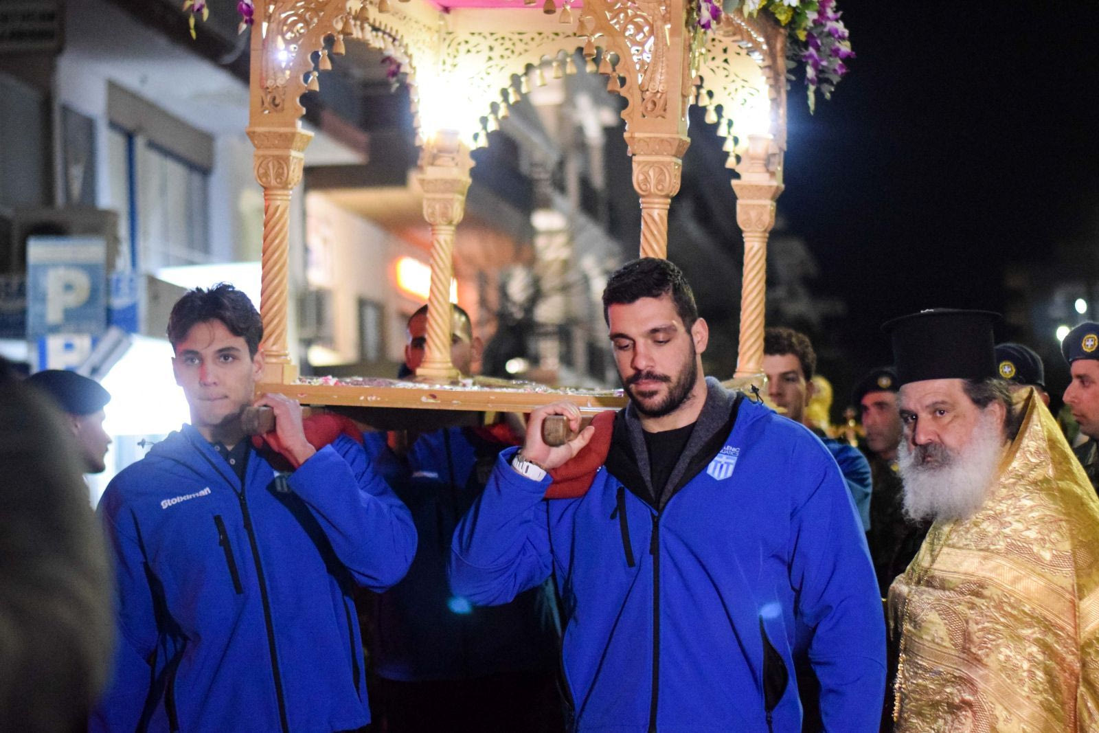 Μέλη της Εθνικής Ομάδας Πόλο Ανδρών στην περιφορά του Επιταφίου στον Ιερό Ναό Αγίου Νικολάου στην Αλεξανδρούπολη.