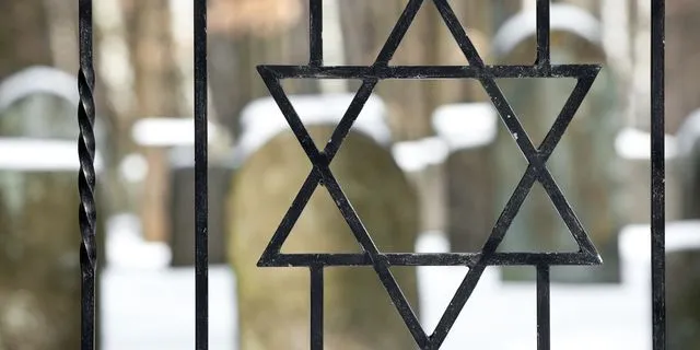 Ακροδεξιοί βεβήλωσαν το Εβραϊκό νεκροταφείο Βόλου – Η ανακοίνωση του ΚΙΣΕ