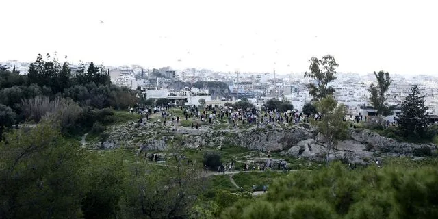 Αιματηρή επίθεση με τραυματίες στον λόφο του Φιλοπάππου