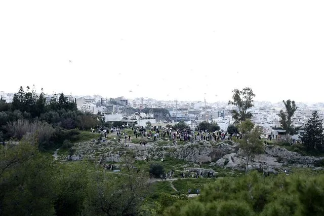 Αιματηρή επίθεση με τραυματίες στον λόφο του Φιλοπάππου