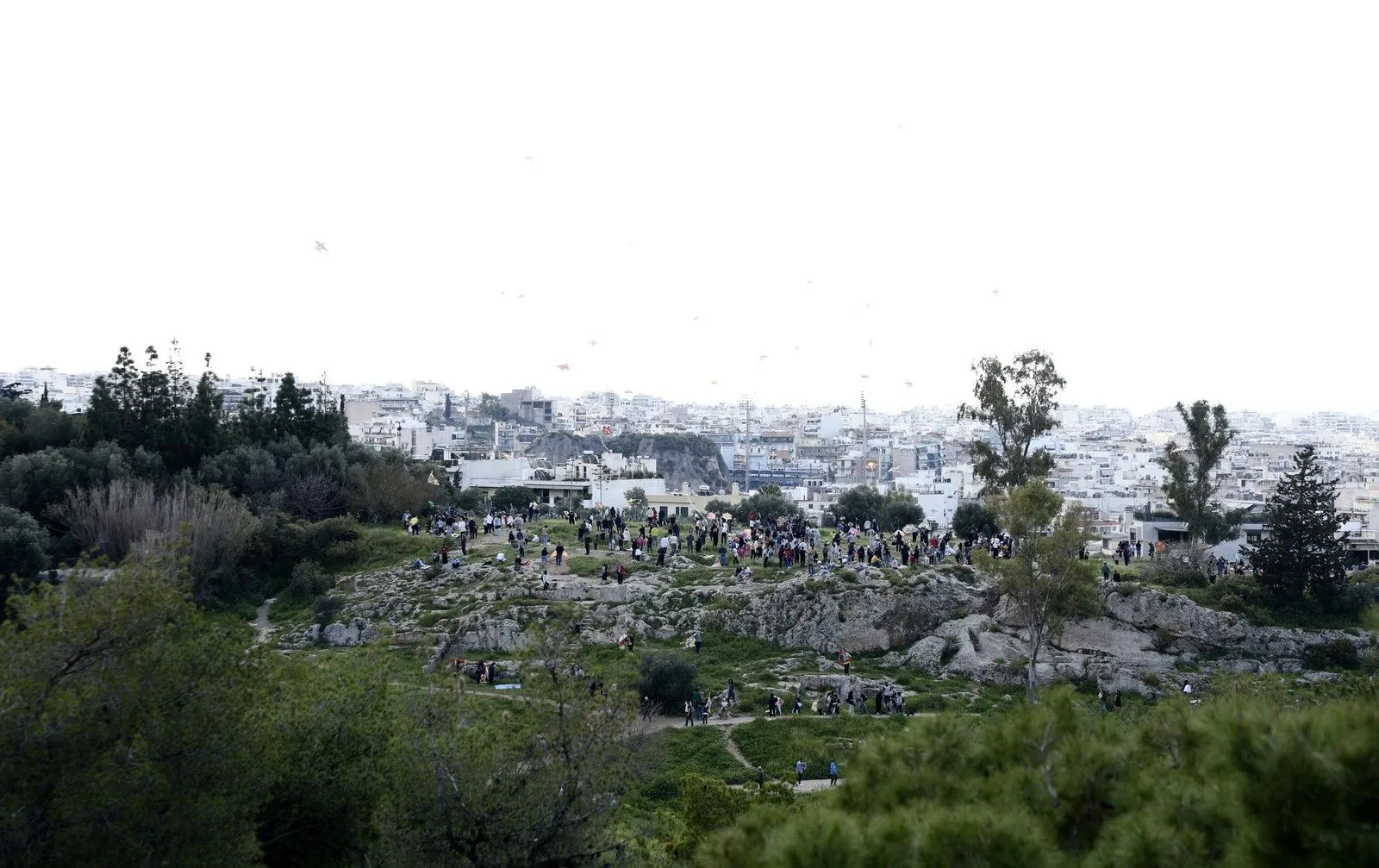 Αιματηρή επίθεση με τραυματίες στον λόφο του Φιλοπάππου