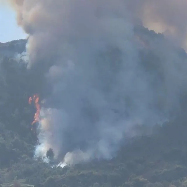 Βελτιωμένη η εικόνα της φωτιάς στην Ακράτα – Σύλληψη του υπαιτίου