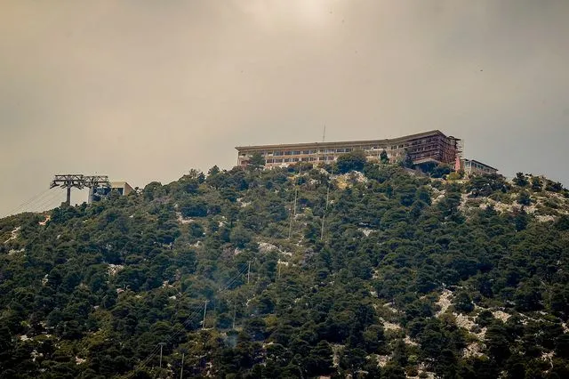 Πού στρέφονται οι έρευνες για τα αίτια της φωτιάς στην Πάρνηθα