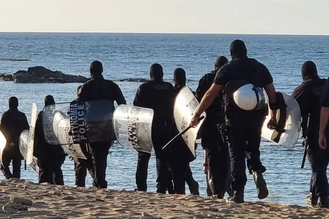 Απόβαση ΜΑΤ στη Γαύδο – “Σήμερα δεν είναι το τέλος, αλλά η αρχή”