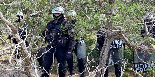 Γαύδος: Απόβαση ΜΑΤ στο νησί για κατεδάφιση καλυβιών στον Λαυρακά