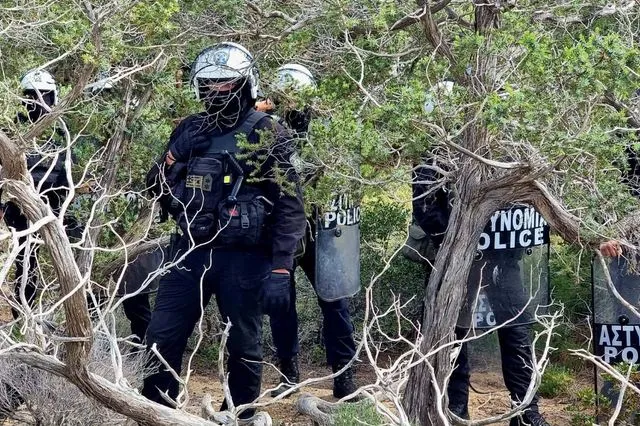 Γαύδος: Απόβαση ΜΑΤ στο νησί για κατεδάφιση καλυβιών στον Λαυρακά