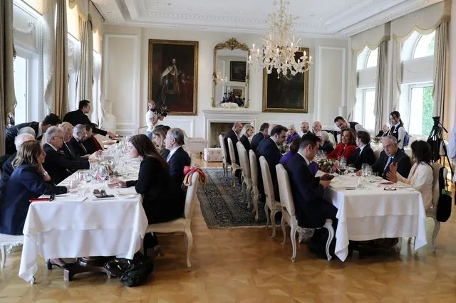 Επίσημο γεύμα προς τιμήν της γαλλικής αντιπροσωπείας από τον Γιώργο Γεραπετρίτη