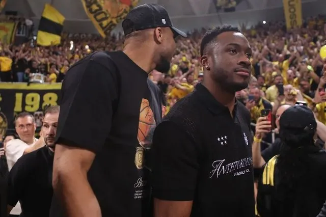 Σείστηκε το Αλεξάνδρειο για την οικογένεια Αντετοκούνμπο – Το επικό σύνθημα για τον Γιάννη