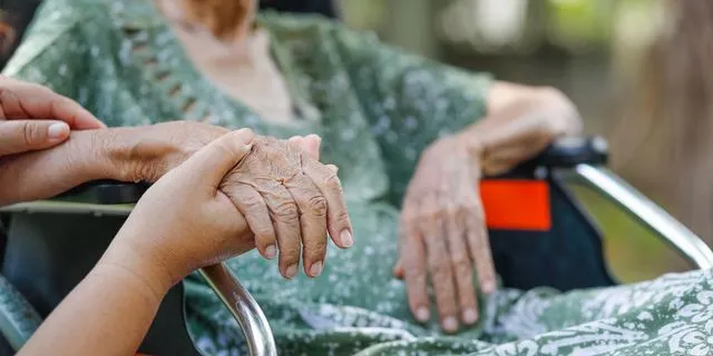 Αμπελόκηποι: Φρίκη σε παράνομο οίκο ευγηρίας – Σφραγίστηκε και συνελήφθη η ιδιοκτήτρια
