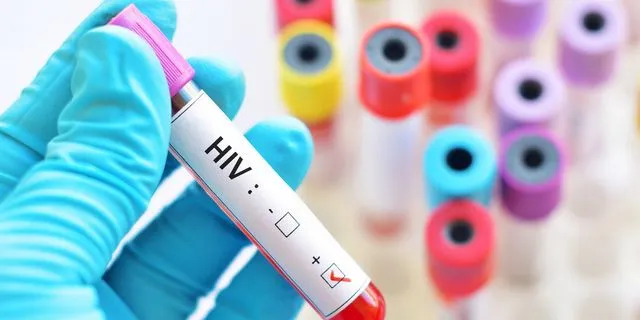 Ισόβια σε Βρετανό που βίασε και μόλυνε σκόπιμα άνδρες με HIV