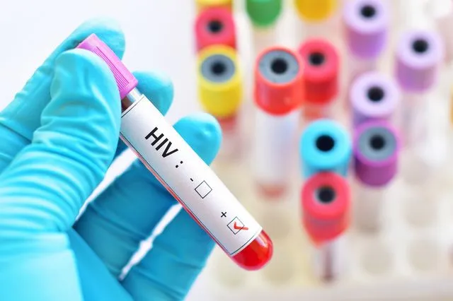 Ισόβια σε Βρετανό που βίασε και μόλυνε σκόπιμα άνδρες με HIV