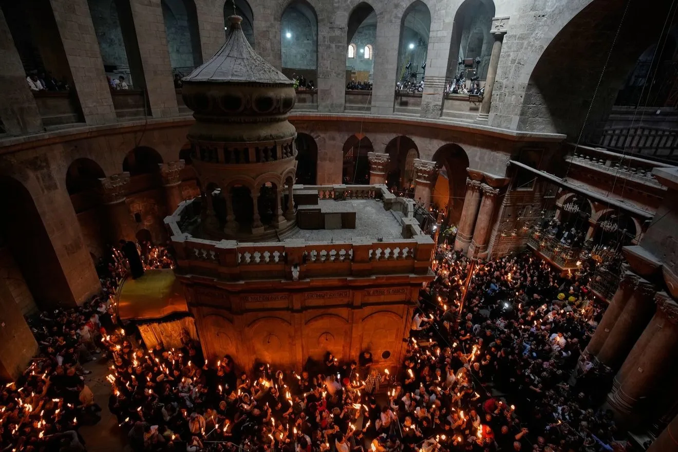 “Δεύτε λάβετε φως”: Συγκίνηση στην τελετή αφής του Αγίου Φωτός – Βίντεο