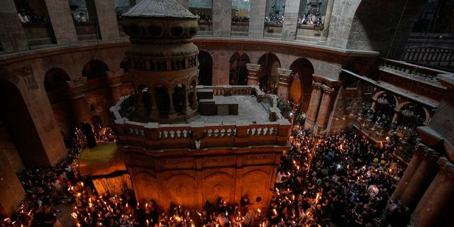 “Δεύτε λάβετε φως”: Συγκίνηση στην τελετή αφής του Αγίου Φωτός – Βίντεο