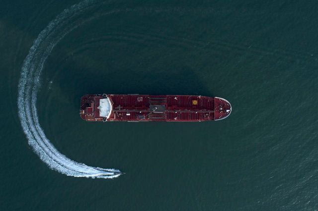 Δεξαμενόπλοιο στα Στενά του Ορμούζ