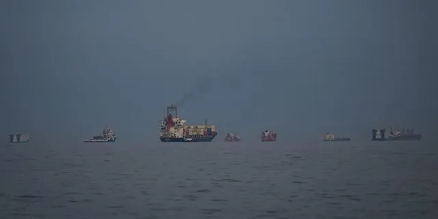 Εμπορικά πλοία και δεξαμενόπλοια στα Στενά του Ορμούζ