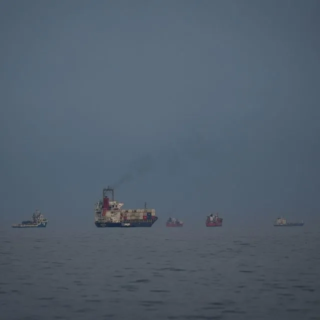 Εμπορικά πλοία και δεξαμενόπλοια στα Στενά του Ορμούζ