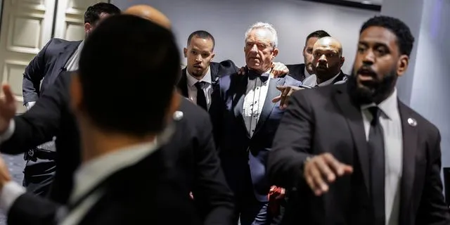 Δείπνο των Ανταποκριτών: Γιατί οι υπουργοί φυγαδεύτηκαν χωριστά από τις συζύγους τους