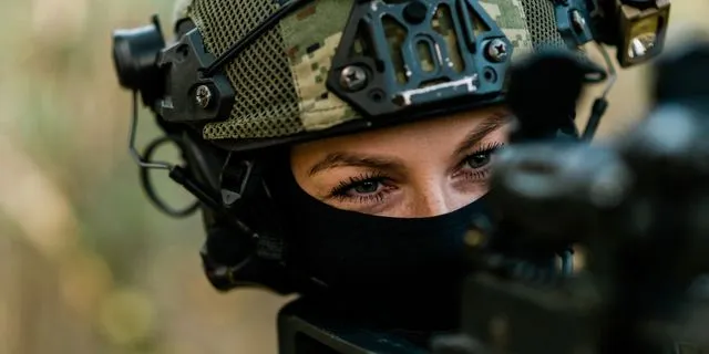 Γυναίκα στον Στρατό (stock photo)