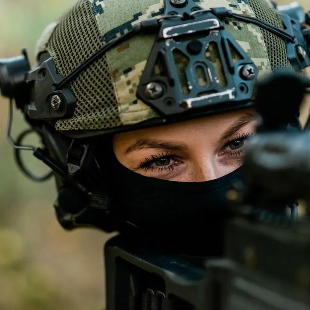 Γυναίκα στον Στρατό (stock photo)