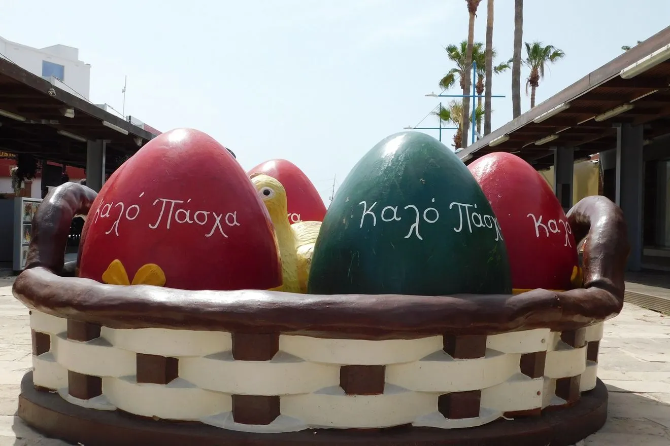 Πάσχα: Στολισμένοι κεντρικοί δρόμοι σε νησιά