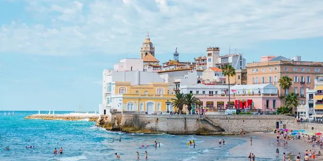 Σίτζες: Ο παραθαλάσσιος LGBTQ+ παράδεισος της Καταλονίας