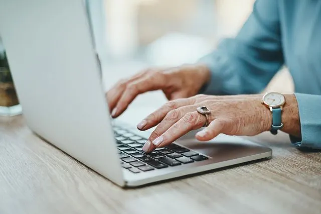 Αγγλία: 86χρονη καταδικάστηκε μετά από τυπογραφικό λάθος στο ασφαλιστήριο του αυτοκινήτου