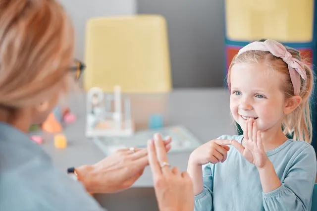 Επικοινωνία με νοηματική γλώσσα