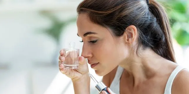 Γυναίκα μυρίζει άρωμα