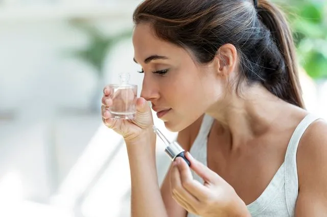 Γυναίκα μυρίζει άρωμα