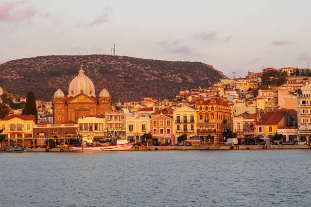 Μυτιλήνη: Αναστάσιμη θεία λειτουργία στην καθολική εκκλησία για τους Αφρικανούς πρόσφυγες